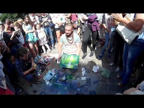 Вуличний художник.Малюнок балончиками з фарбами.Львів - 2016.