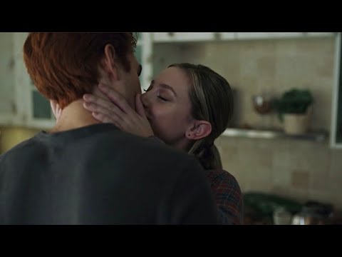 Archie and Betty kiss 6x07 || Riverdale