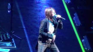Gianna Nannini canta "Nel blu dipinto di Blu".