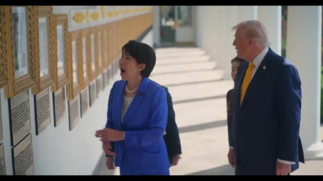 Takaichi ride vedendo foto Autopen al posto di Biden nella Galleria dei Presidenti alla Casa Bianca