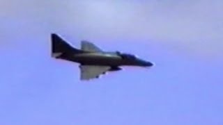 preview picture of video 'A4 Skyhawks doing their thing at Masterton Airshow in 2001'