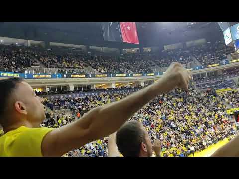 Maçın kritik bölümünde, Fenerbahçe savunması Efes hücumunu püskürtünce taraftara da coşku verir