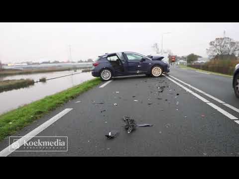 Auto te water na aanrijding N220 Maasdijk. 2 personen gewond