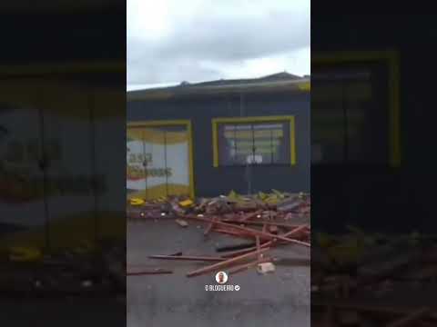 Temporal causa estragos em campina da lagoa no Paraná .