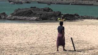 preview picture of video 'Beach vendor balancing a basket with fruits on her head'