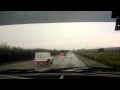 Llueve y esta mojada la carretera 