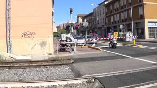 preview picture of video 'Passaggio a livello con semibarriere di via Candiano in HD - Ravenna (p  2)'