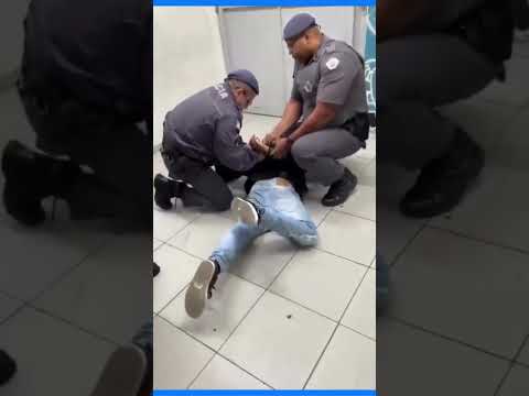 Adolescente é algemado e imobilizado dentro de escola por policiais militares em São Paulo #Shorts