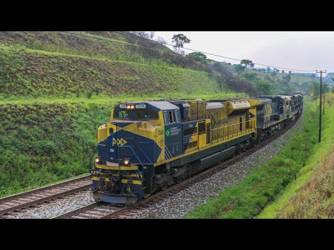 Trem gigante de carga geral com 6 locomotivas na Ferrovia do Aço, Maquinista buzinando muito e mais!