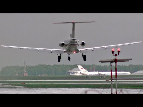 42-летний Як-40 с уже привычным реверсом до касания / Аэропорт Внуково 2021