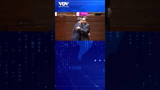 Chủ tịch Quốc hội Trần Thanh Mẫn tặng hoa chúc mừng Thủ tướng Chính phủ Lê Minh Hưng 