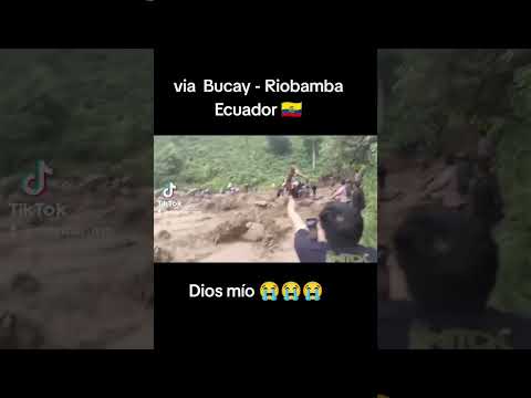 El río #riobamba  se lleva una persona al intentar cruzar en la vía a Bucay Riobamba #Ecuador 🇪🇨