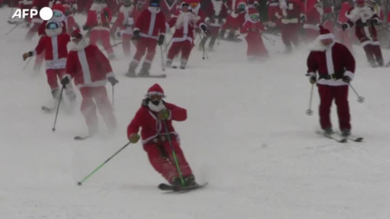 Stati Uniti, centinaia di Babbi Natale sciano sulle piste del Maine