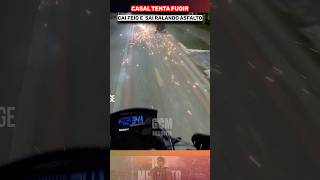 CASAL TENTA FUGIR DA ROMUCAM, CAI FEIO E MOTO SAI ARRRASTANDO NO ASFALTO.