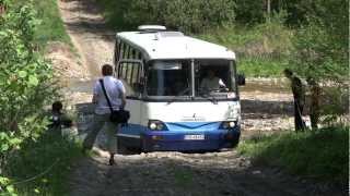 preview picture of video 'Autobus wjeżdża do potoku (bus enters the small river)'