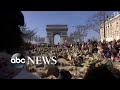 Thousands of sheep march down avenue in Paris