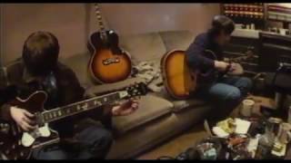 Oasis Record Champagne Supernova  (Rare Video)