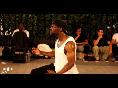 AMAZING !!! BLONDY POP ROBOT STREET SHOW - PARIS, FRANCE