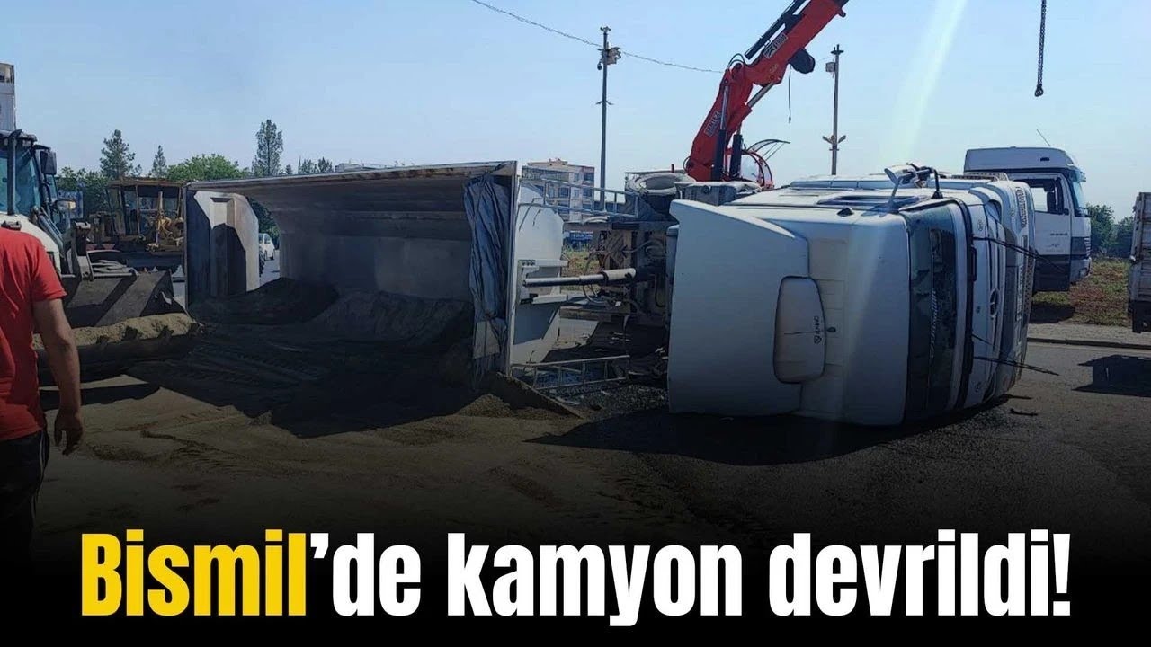 Bismil’de şasesi kırılan kum yüklü kamyon devrildi - Bismil Haber