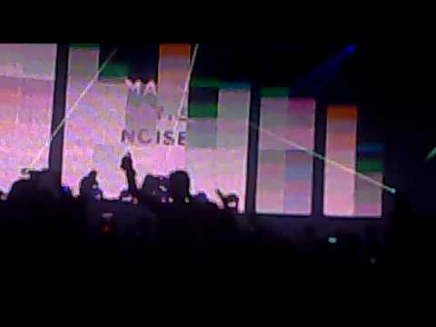Tiësto - Suburban Train [Live]