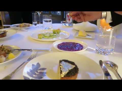 Caviar em cima de torta de caranguejo no restaurante Pavillon Ledoyen, com 4 estrelas Michelin, em Paris