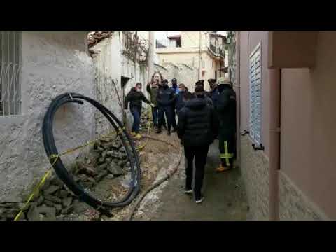 Top News - Banesa u përfshi nga flakët/ Berat, humbin jetën babë e bir