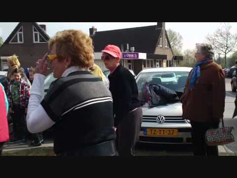 Flashmob in Sint-Michielsgestel bij start kunstproject 'De Mobiele Toeristeninformatie'.