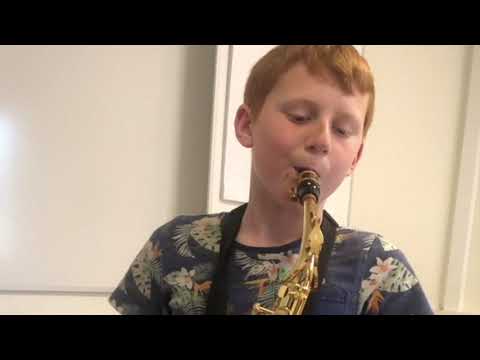 Einar framför ”Pink Panther” på Saxofon