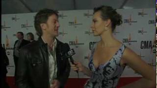 GREG HANNA TALKS TO CMT CANADA'S ELISSA LANSDELL ON THE CMA RED CARPET