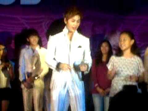 120621 BToB Live in Jakarta ilhoon dancing with a fan