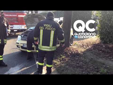 CASTELLAMONTE - incidente in via Cuorgnè, quattro auto coinvolte