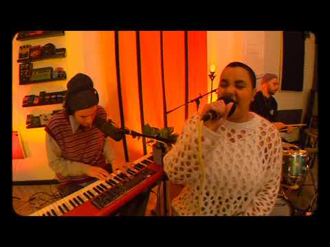 Bad Sounds Ft. Ruti- 'Move Into Me' (EFAVT Live Session)