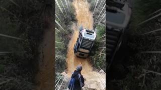 Download lagu Bahaya‼️Mobil monster double gardan 4x4 lepas kendali #monster #truck #truck #funny #amazing #4x4 mp3
