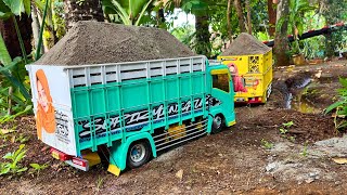 Download lagu RC Truck Canter VS Giga Konvoi Bawa Material Pasir Berbatu Hampir Oleng - Sopir Miniatur truk mp3