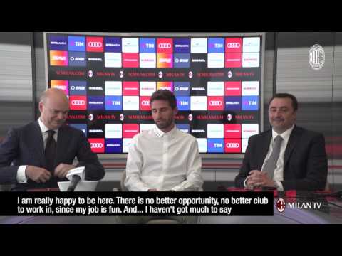 #welcomeBorini: Fabio Borini signs his first contract with AC Milan