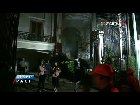 Korsleting Listrik, Rumah Mewah di Jakarta Terbakar