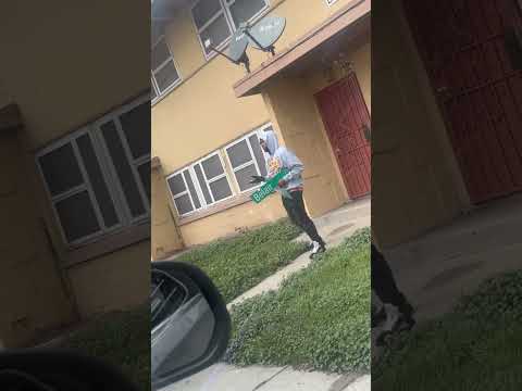 AOF NIINO TAKES EBK JAAYBOS STREET SIGN ON A “TOUR” THROUGH HIS PROJECTS 😳😳