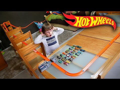 HOT WHEELS RACE IN THE LIVING ROOM WITH 25 CARS - HotWheels Brancoala and Marcos