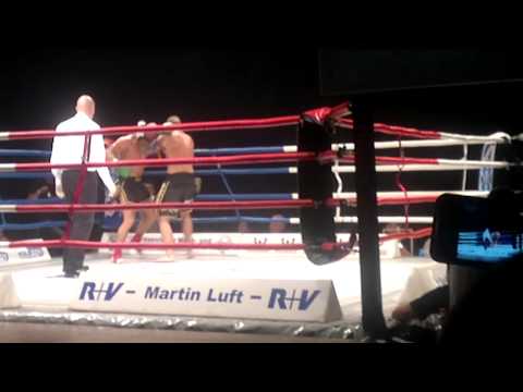 Runde 1 und 2 Fightnight Halle 7 Mai11 Bad Boy Badura Muay Thai