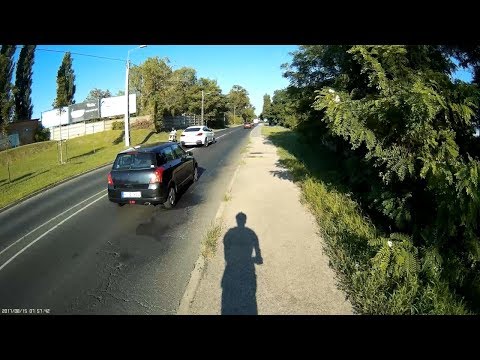 BMW szembe a mopeddel - BMW vs scooter