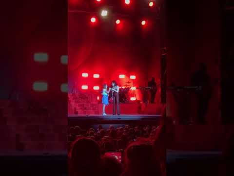 Jessie J mic problems with girl on Stage Vienna 2018 - Price Tag