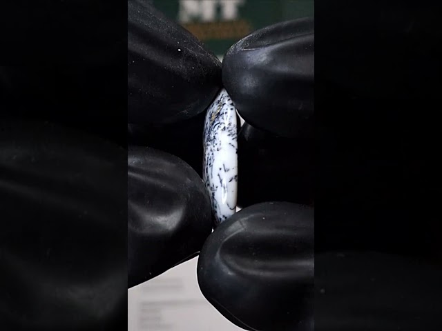 حجر اوبال مشجر طبيعي مفحوص و موثق بشهادة مختبر