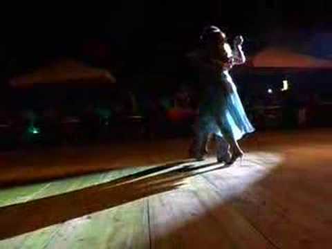  Jennifer Bratt  and  Ney Melo  are  dancing  to  the  milonga  "  Saca Chipas  "