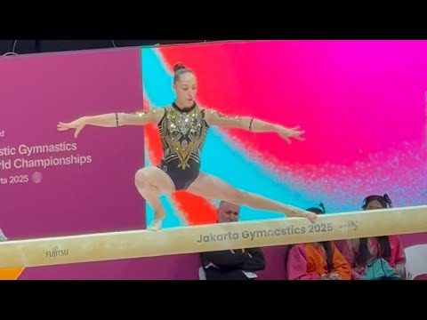 Kaylia Nemour falls on beam during Qualifications - World Championships 2025