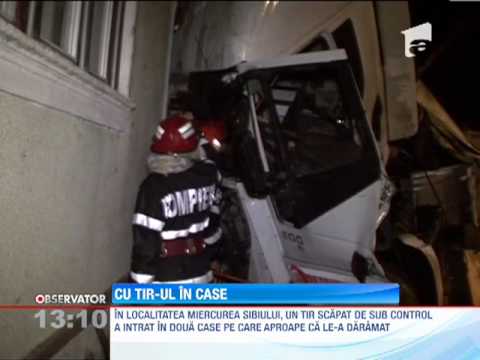 Miercurea Sibiului: Un TIR scăpat de sub control a intrat în două case