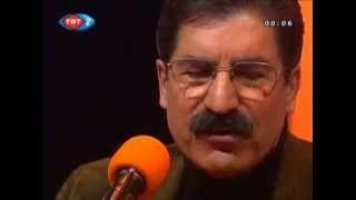 Yeşil Yaprak Arasında Kırmızı Gül Goncesi - İhsan Öztürk