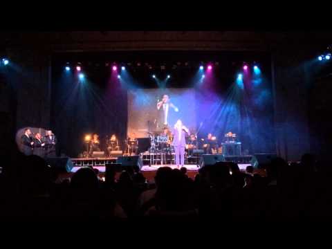 Dovid Gabay singing his song "Daven for me"