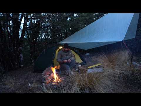 Camping im eiskalten Sturm mit Zelt und Plane