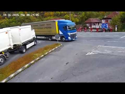 NU FACEȚI CA EL! Manevră periculoasă pe DN66 – șoferul dărâmă indicatorul rutier