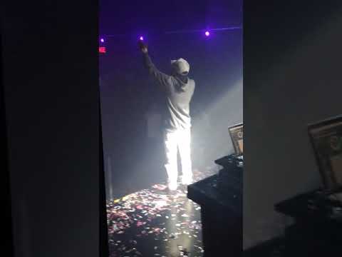 Kia Bernardes cantando MC Gp  show pezado